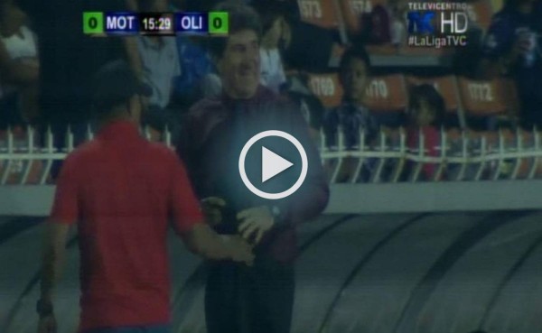 Video: ¡Insólito! Obligan a Héctor Vargas a quitarse el saco de su traje en el Nacional