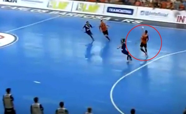 VIDEO: El impresionante golazo de chilena en Futsal de Brasil