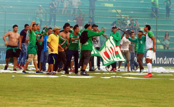 Aficionados invadieron la cancha al final del clásico sampedrano