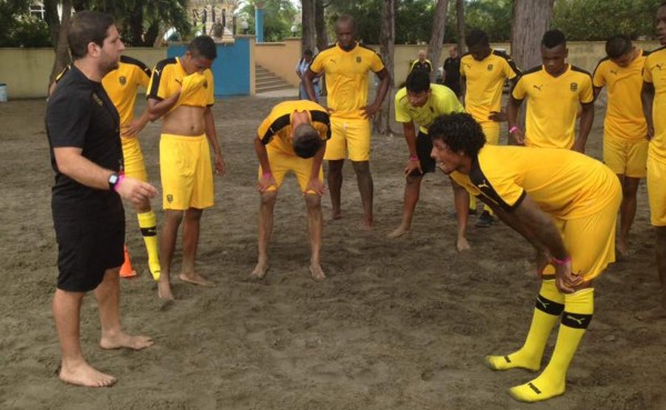 Real España se aceita en las playas de Tela