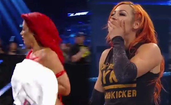 VIDEO: Luchadora se queda sin sostén en plena pelea de la WWE