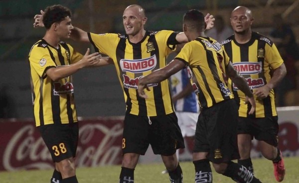 Real España remonta a Victoria y es rey de la primera vuelta