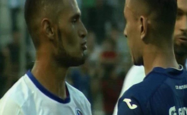 Video: El 'piquito' que le tiró Alex López de Olimpia a Erick Andino de Motagua