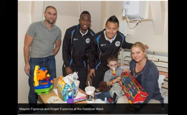 Maynor y Roger fueron parte de los jugadores del Wigan que llevaron alegría a pequeños en hospitales y escuelas. Foto wiganlatics.co.uk