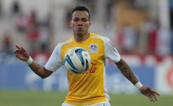 Arnold Peralta sufre microdesgarre muscular y será baja ante Platense