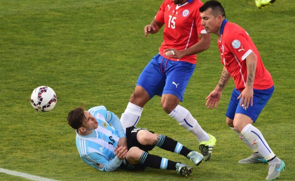 VIDEO: Brutal patada de Gary Medel a Messi en el estómago