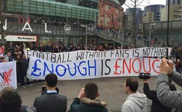Aficionados de Arsenal y Liverpool protestan por aumento de precios