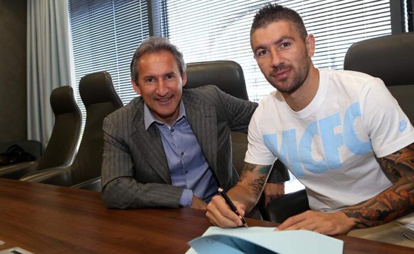 Aleksandar Kolarov renovó contrato con el Manchester City