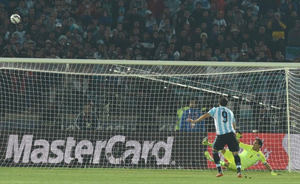 VIDEO: La 'maldición' de Higuaín en partidos claves