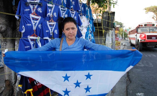 La bandera de Honduras flamea en San Salvador