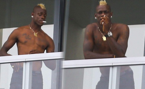 Encuentran a Balotelli de vacaciones y fumando en Miami