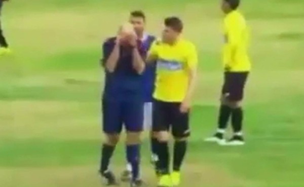 VIDEO: Árbitro turco se pone a llorar por insultos en su contra