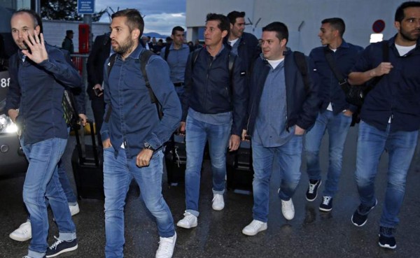 Recibimiento de 'campeones, campeones' al Barcelona en Granada