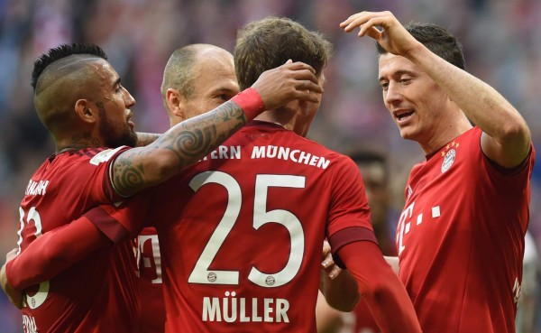 Bayern Múnich aplasta al Sttutgart y se escapa como líder en Alemania