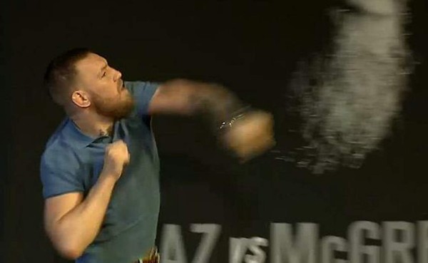 VIDEO: McGregor y Díaz se agarraron a botellazos en plena conferencia de prensa