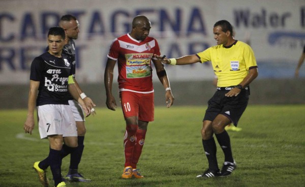 Melvin Matamoros es el árbitro que saca más rojas