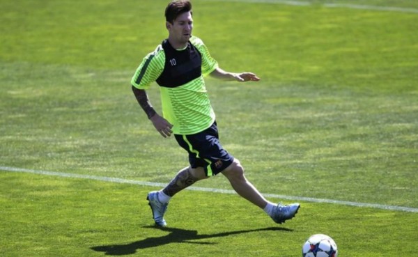 Lionel Messi aún no puede rematar potente con su pierna izquierda