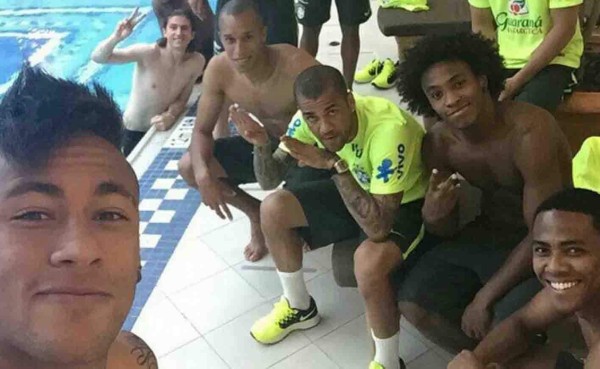 Neymar y Brasil, se divierten en sesión de recuperación en la piscina