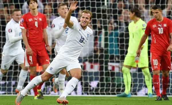 Inglaterra se entromete en el camino de Suiza y Rooney supera a Charlton
