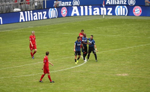 David Suazo anota con el Inter Veteranos el gol del triunfo ante Bayern Munich
