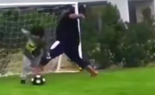 VIDEO: Maradona le pega tremenda patada a su nieto por una gambeta