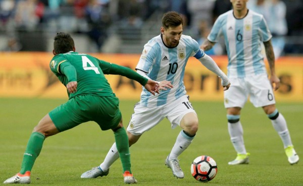 Video: El caño de Messi al arquero de Bolivia volvió loco a los narradores