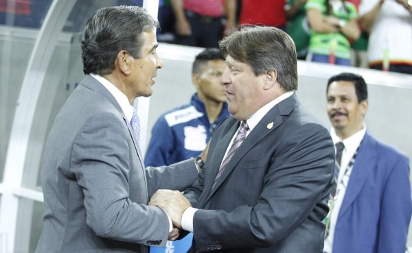 El afectuoso saludo de Jorge Luis Pinto y Miguel Herrera