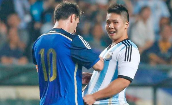 VIDEO: Aficionado se mete al campo por autógrafo de Messi