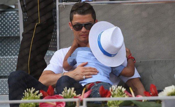Condenan a periódico portugués por invasión de vida privada de Cristiano