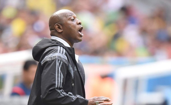 El seleccionador nigeriano Keshi deja el puesto