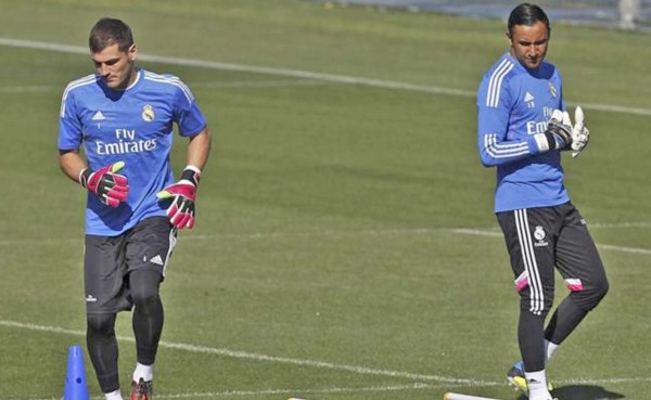 Iker Casillas felicita a Keylor Navas por su debut en el Santiago Bernabéu