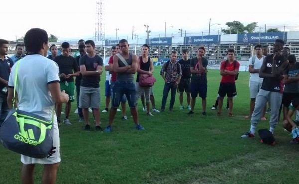 VIDEO: Rambo de León pone orden; no acepta jugadores con aritos ni 'bolos'