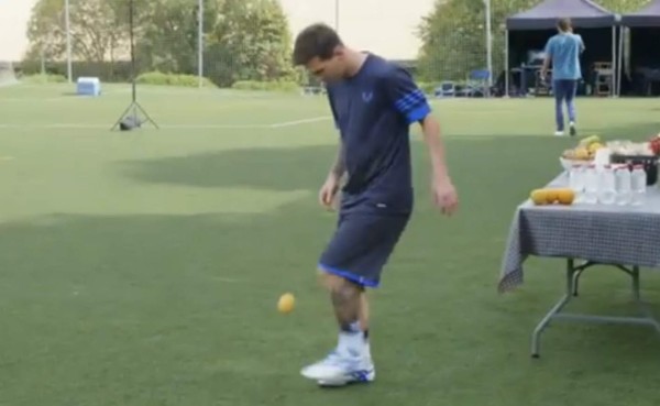 VIDEO: Messi domina naranjas en su tiempo libre