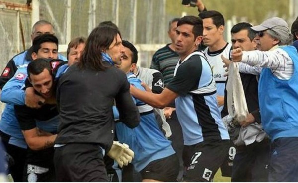Bronca entre jugadores del Belgrano y aficionados en entrenamiento