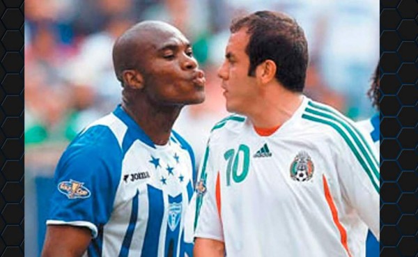 VIDEO: Besos de Caballero a Cuauhtémoc, una gran polémica del Honduras-México