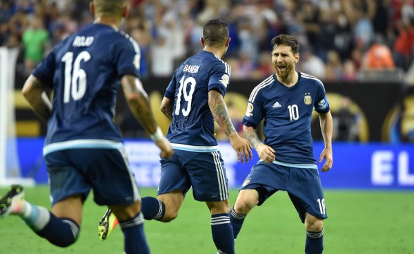 Los jugadores que felicitaron a Messi por el golazo y récord con Argentina