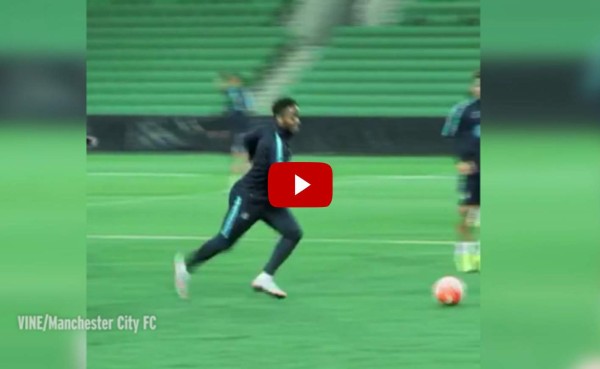 VIDEO: Sterling humilla a compañeros durante entrenamiento