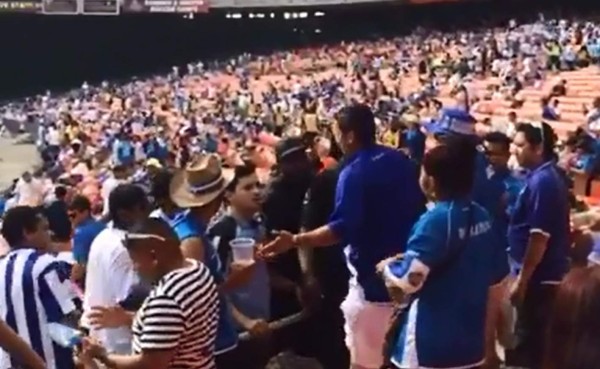 VIDEO: Hondureños y salvadoreños casi se van a los golpes en el RFK