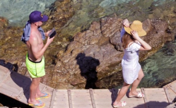 Jorginho, campeón de la Eurocopa y sus picantes vacaciones junto Catherine Harding; el descuido de la novia en la playa