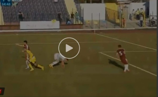 Van Persie hace el ridículo y falla un increíble gol