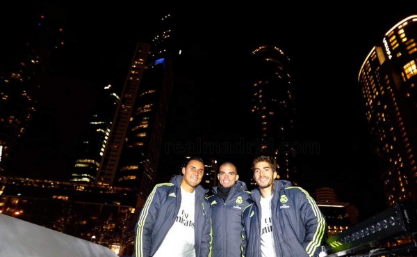 Jugadores del Real Madrid se pasean en barco por Melbourne