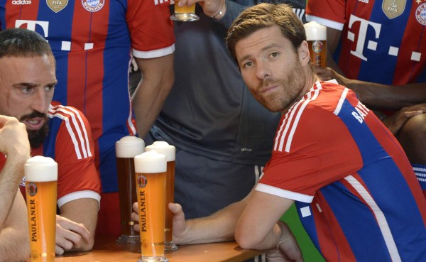 Xabi Alonso se viste de bávaro y se gana elogios en Alemania