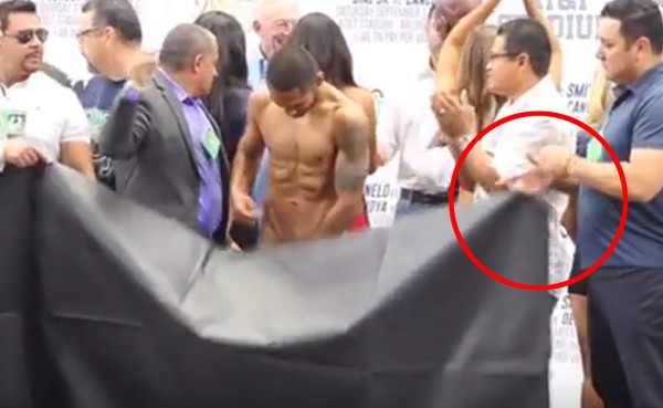 VIDEO: El 'accidente' de un boxeador que quedó desnudo frente a las cámaras
