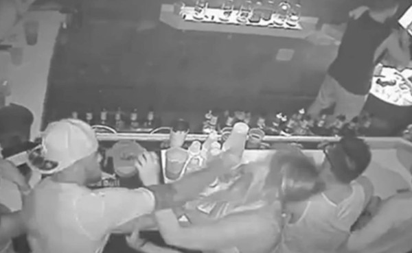 VIDEO: Jugador de fútbol americano es expulsado por agredir a una mujer