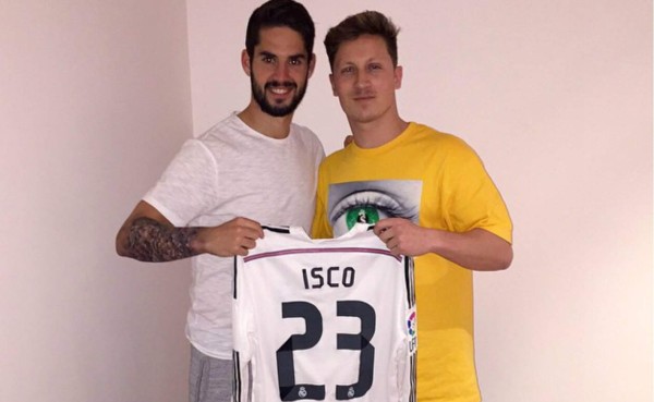 Isco se tatúa y paga con la camiseta del Real Madrid
