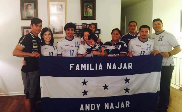 Así vive la familia de Andy Najar el duelo ante El Salvador