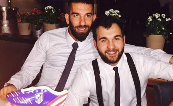 Arda Turan recibe pastel de cumpleaños con un zapato incluido