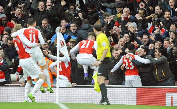 Arsenal venció al Leicester City y da vida a la Premier League