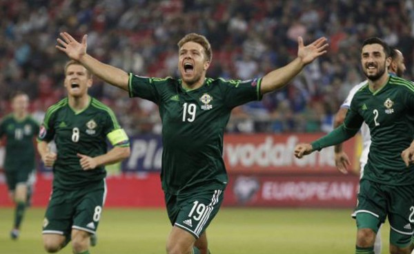 Irlanda del Norte alarga su fiesta con el primer puesto del grupo F