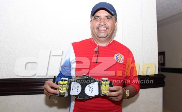 Keylor Navas vuelve a mostrar su amabilidad en su llegada a Jamaica